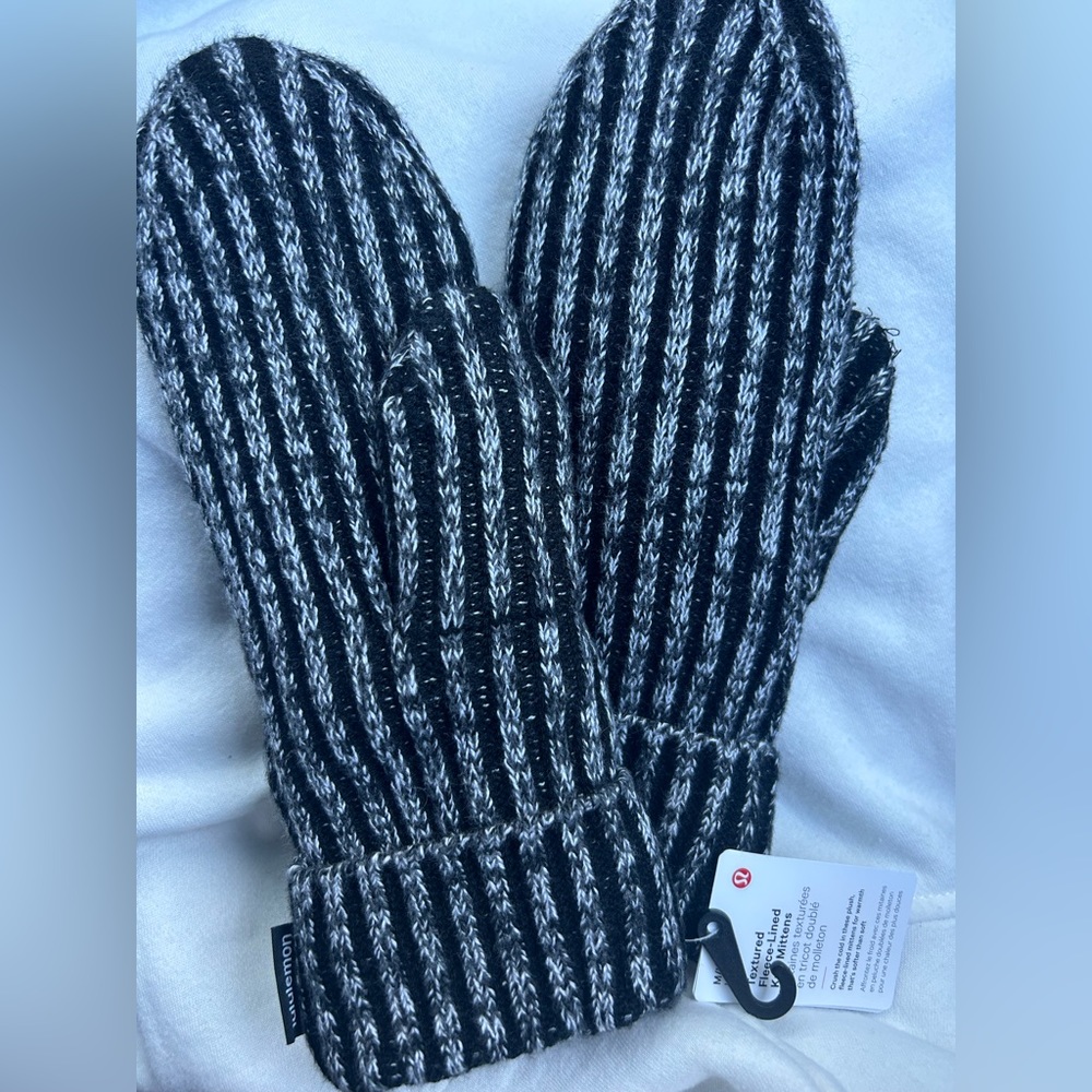 LuLu Lemon Textured Fleece Lined Knit Mittens